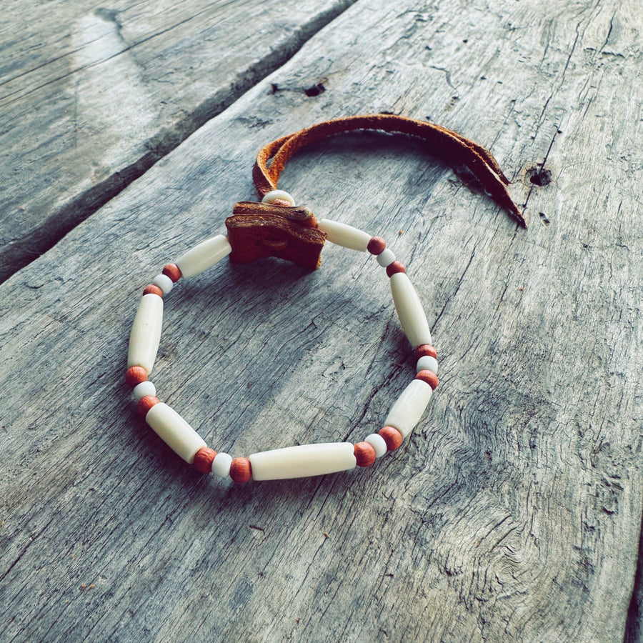 Bracelet autochtone artisanal en perles d’os naturelles, perles de verre blanches et cuir véritable