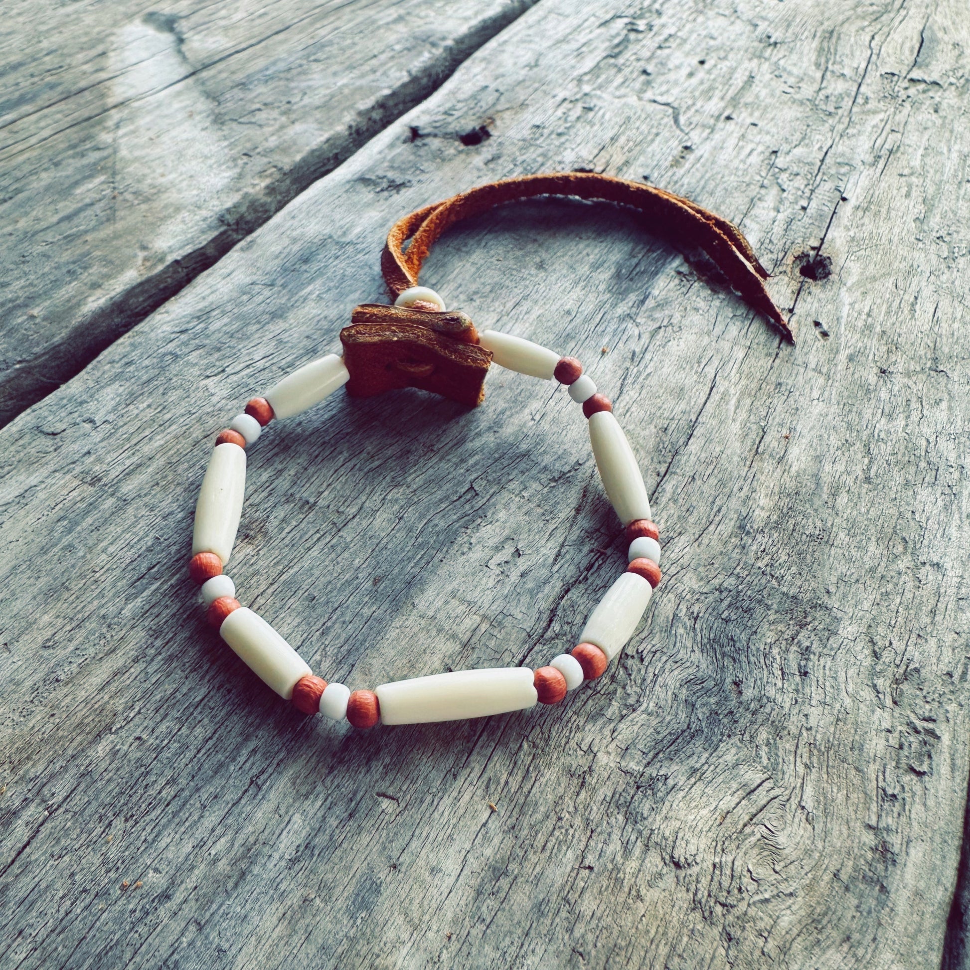 Bracelet autochtone artisanal en perles d’os naturelles, perles de verre blanches et cuir véritable