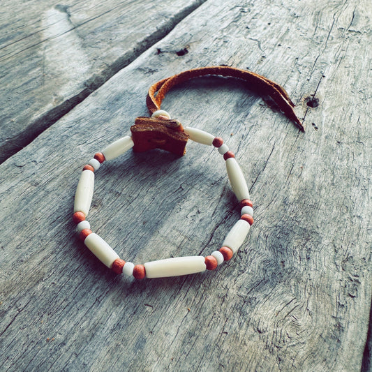 Bracelet autochtone artisanal en perles d’os naturelles, perles de verre blanches et cuir véritable
