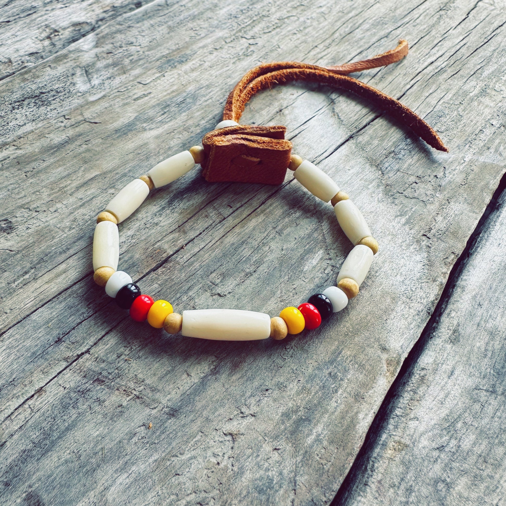 Bracelet autochtone roue de médecine en perles d’os naturelles, perles de verre colorées et cuir d’orignal véritable fabriqué à la main