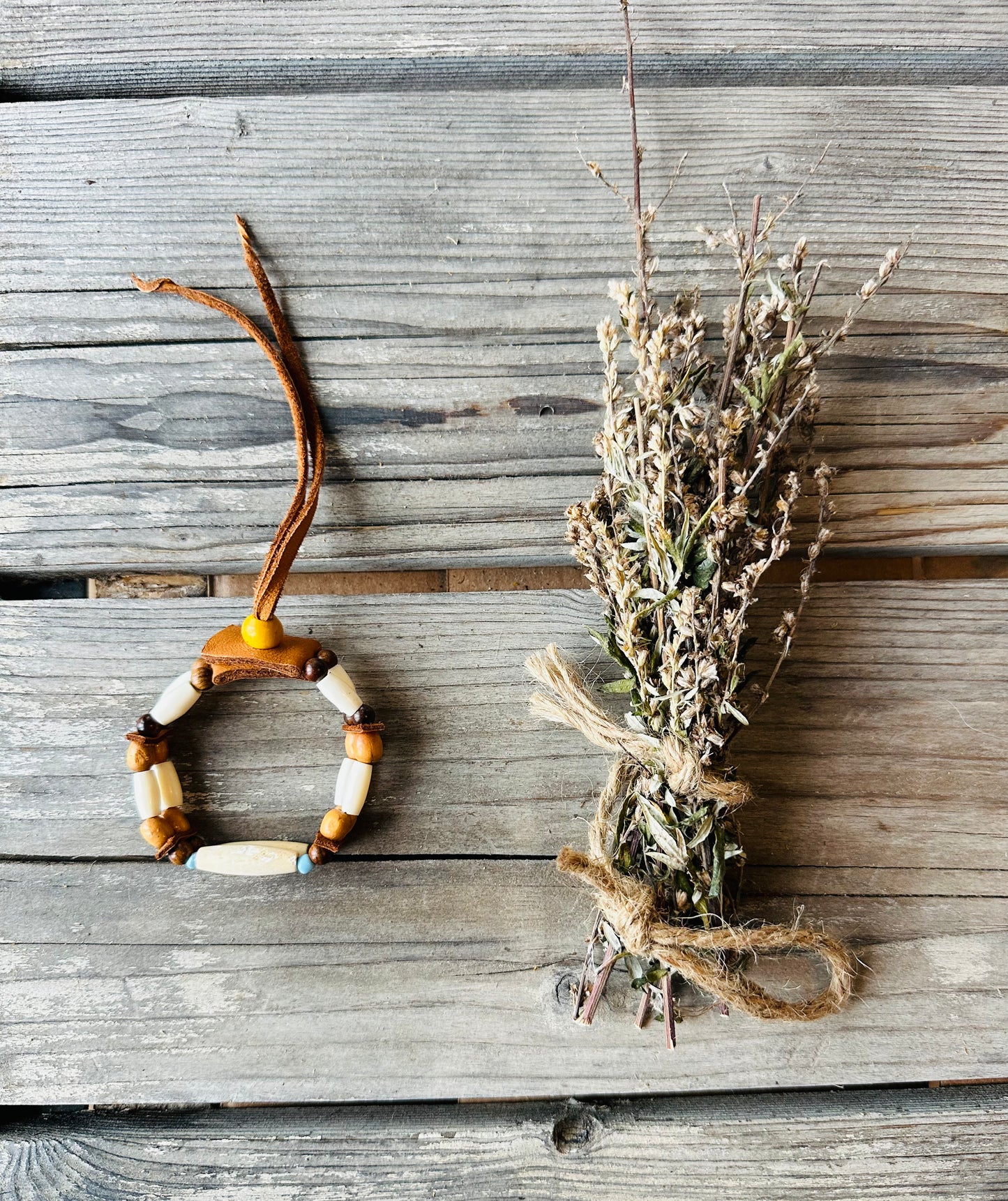 Magnifique bracelet autochtone fait par artisan ilnu