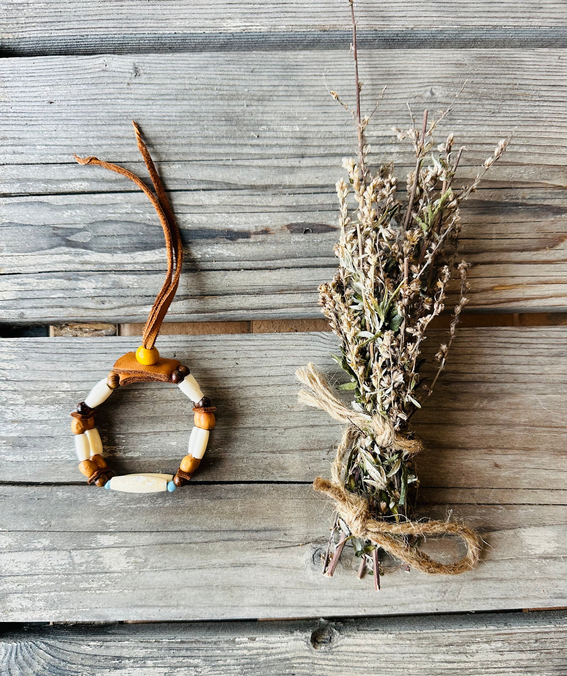 Magnifique bracelet autochtone fait par artisan ilnu