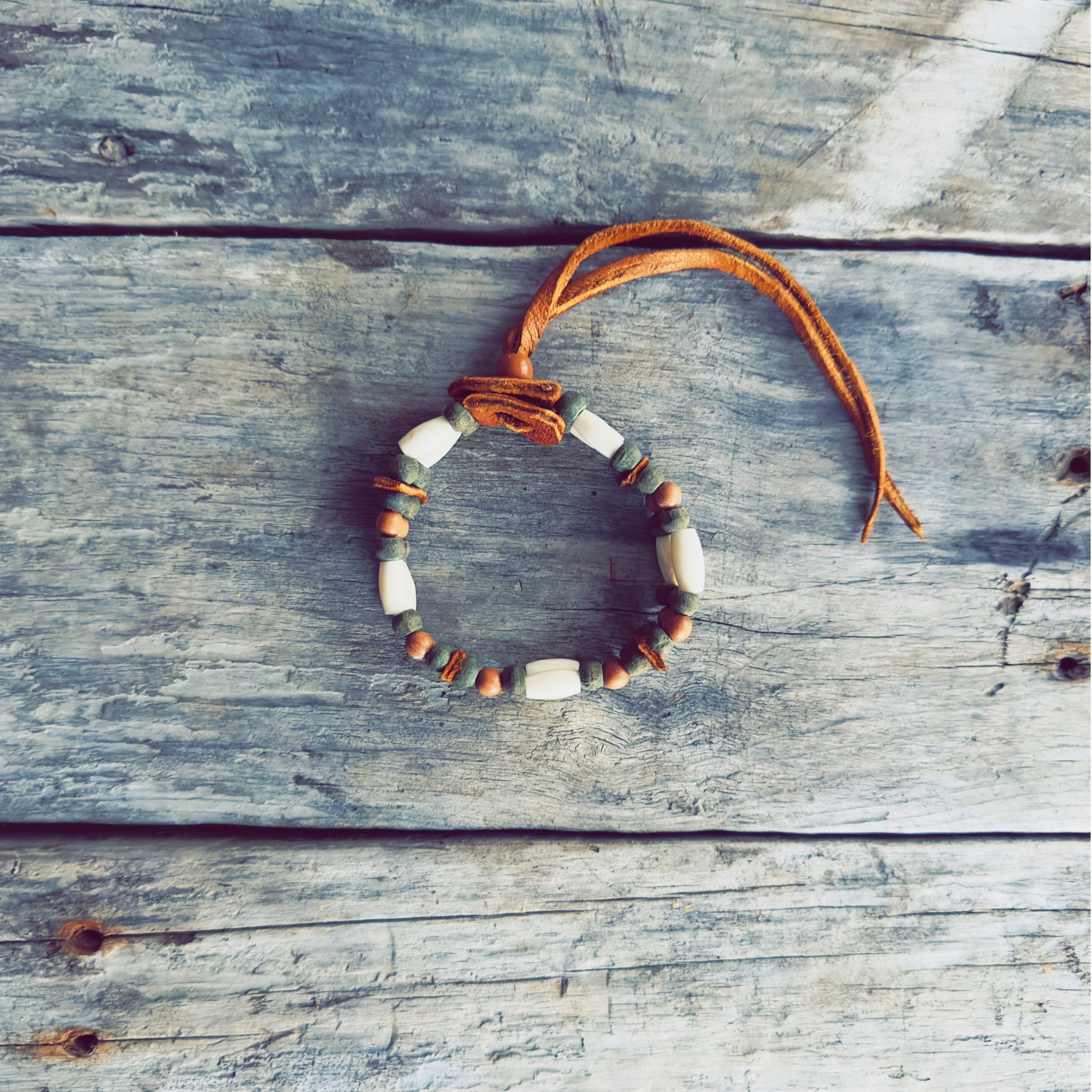 Bracelet En Os Ashtamangal - Ajustable, Sans Fermoir, Beige, Neuf Sans Emballage