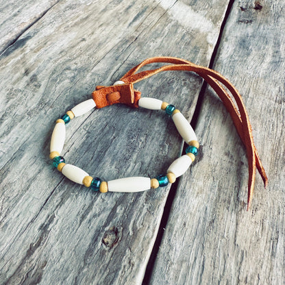 Bracelet Abondance boréale en perles d'os naturel, perles de verre et cuir d'orignal, fabriqué à la main par un artisan Ilnu de Mashteuiatsh.