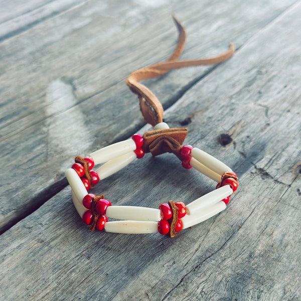 Bracelet Flamme intérieure en cuir d’orignal, perles d’os et perles de verre rouges