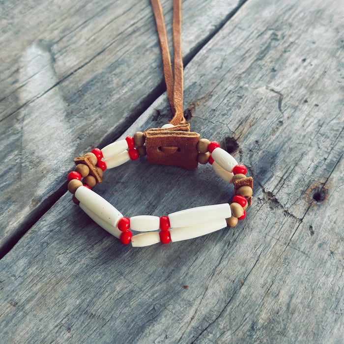Bracelet autochtone cuir d’orignal et perles d’os – feu du cœur ancien