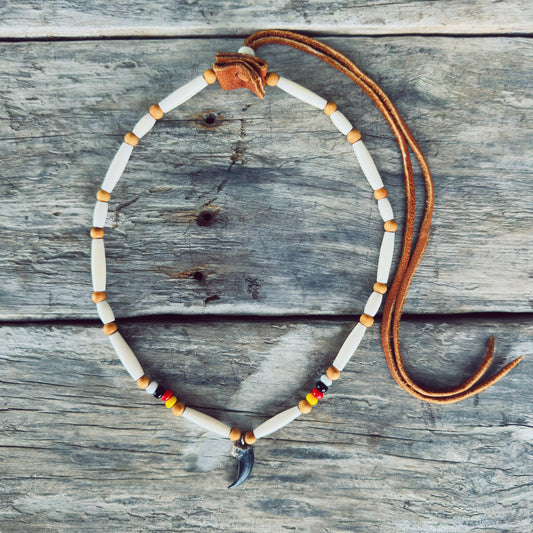 Bracelet roue de médecine Esprit du Loup avec véritable griffe de loup, perles d'os, perles de verre et cuir d'orignal, fabriqué à la main par un artisan Ilnu de Mashteuiatsh.