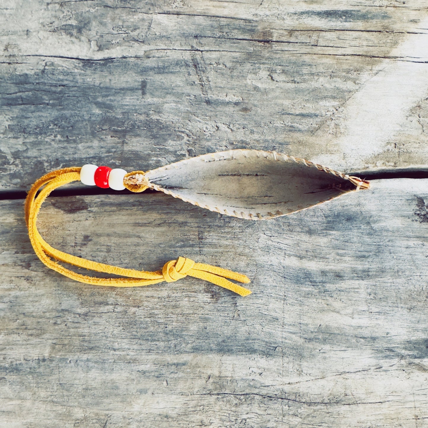 Canot d’écorce de bouleau autochtone fait main – symbole de voyage ancestral