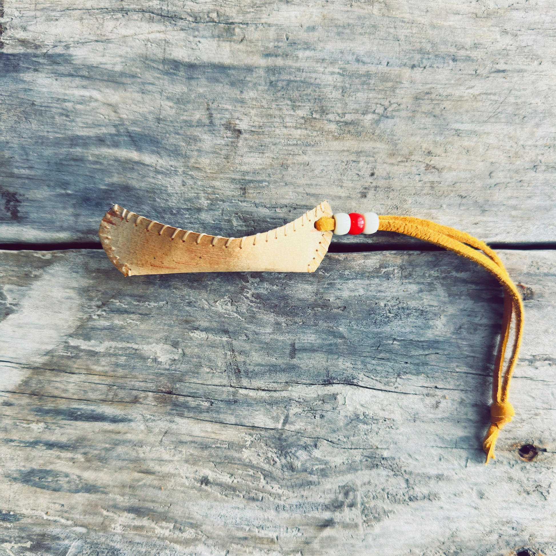 Canot d’écorce de bouleau naturel miniature fabriqué à la main selon les traditions artisanales autochtones