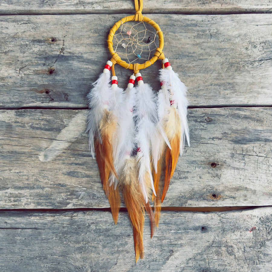 Capteur de rêve avec plumes blanches symbole de pureté et apaisement fait à la main en artisanat autochtone