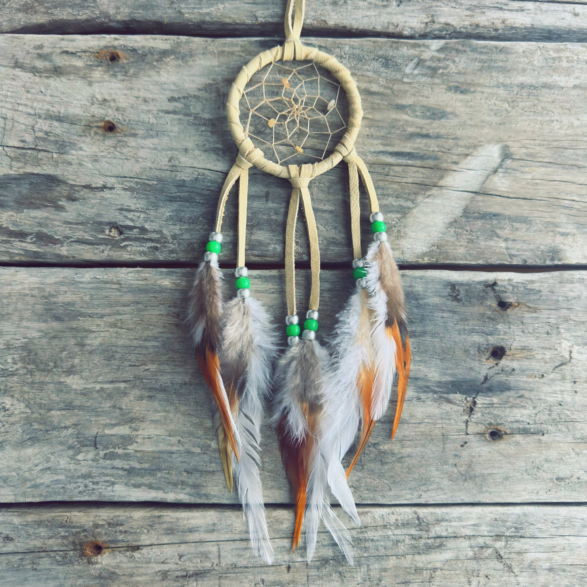 Petit capteur de rêves de 3 pouces en cuir beige avec perles vert lime et plumes naturelles tachetées, artisanat autochtone fait main.