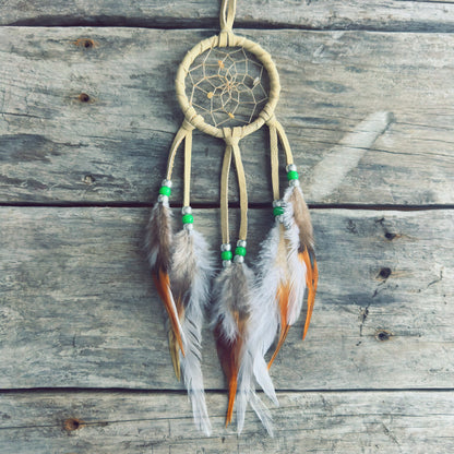 Petit capteur de rêves de 3 pouces en cuir beige avec perles vert lime et plumes naturelles tachetées, artisanat autochtone fait main.