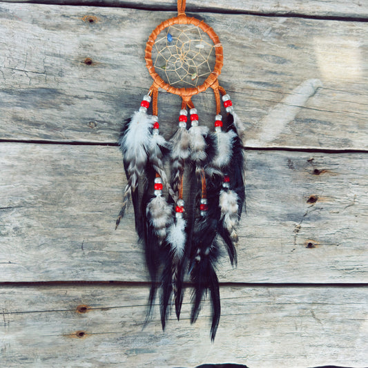 Capteur de rêves de 3 pouces en cuir d'orignal marron avec plumes naturelles noir et zébré ,perles rouges et argent, fabriqué à la main par un artisan Ilnu