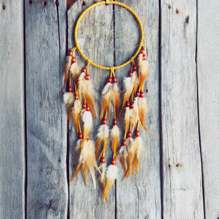 Atrapasueños de 8 pulgadas – Artesanía Indígena – Plumas de Gallo, Rojo y Oro.