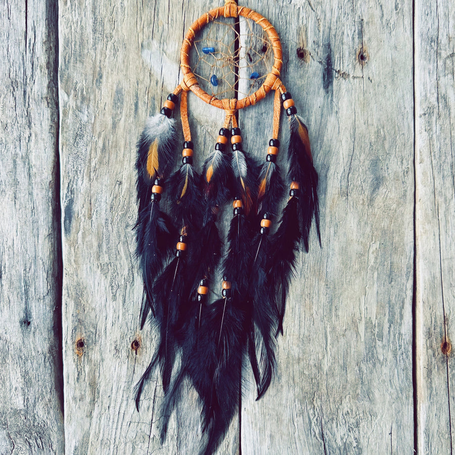 Atrapasueños marrón y negro hecho a mano con plumas naturales