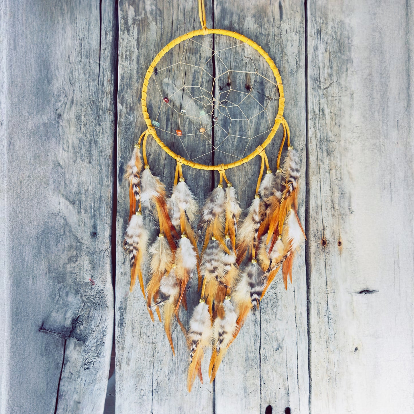 Ancestral Flame – 20 cm großer Traumfänger aus goldenem Elchleder und Naturfedern