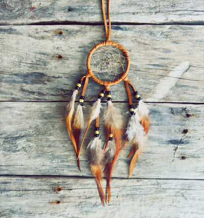 Capteur de rêves autochtone en cuir d’orignal avec plumes naturelles, fait main par l’artisan ilnu Dave Verreault-Thisselmagan