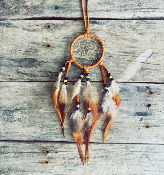 Capteur de rêves autochtone en cuir d’orignal avec plumes naturelles, fait main par l’artisan ilnu Dave Verreault-Thisselmagan
