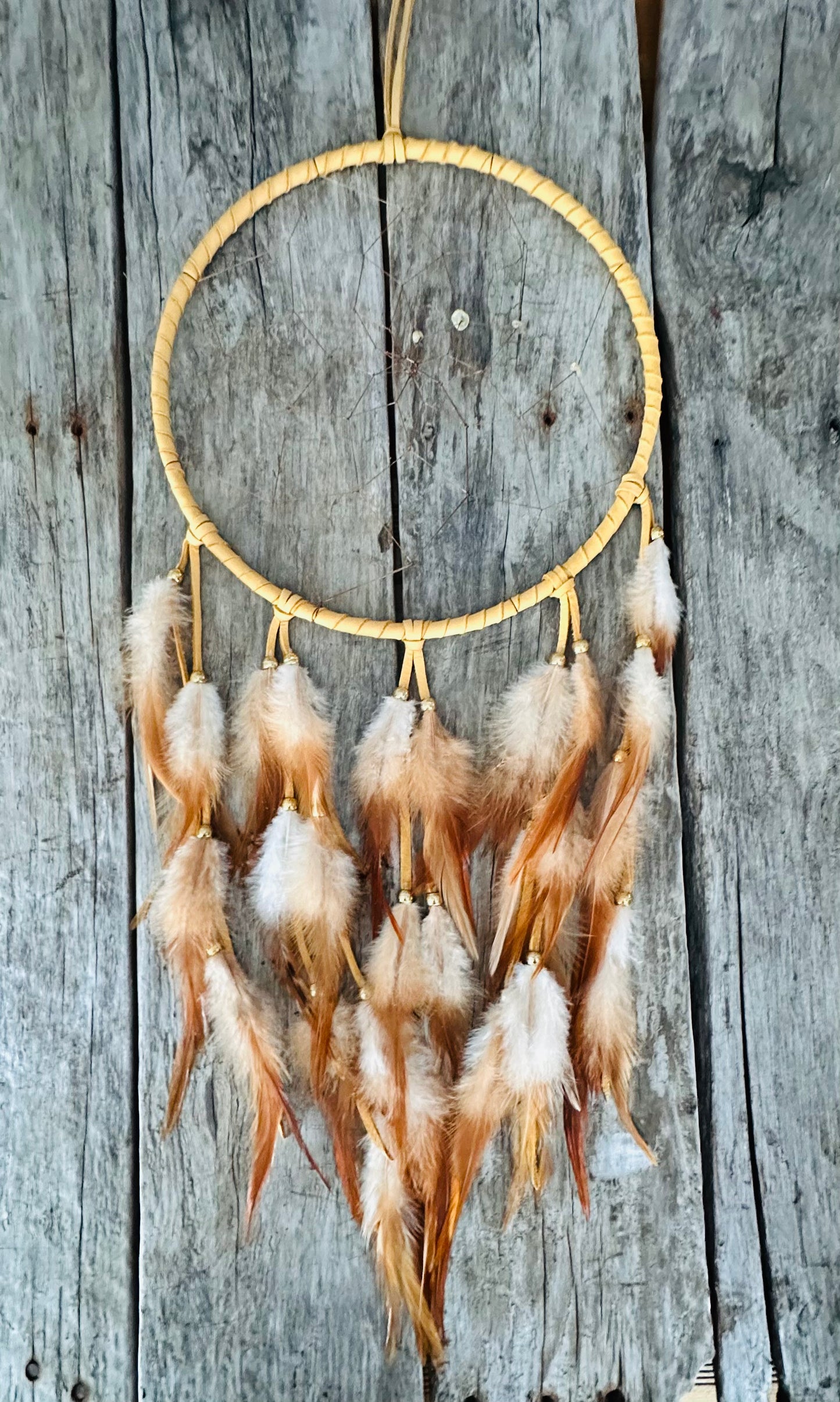 #10p06 Capteur de rêves en cuir d’orignal et plumes de coq naturelles – 10 pouces