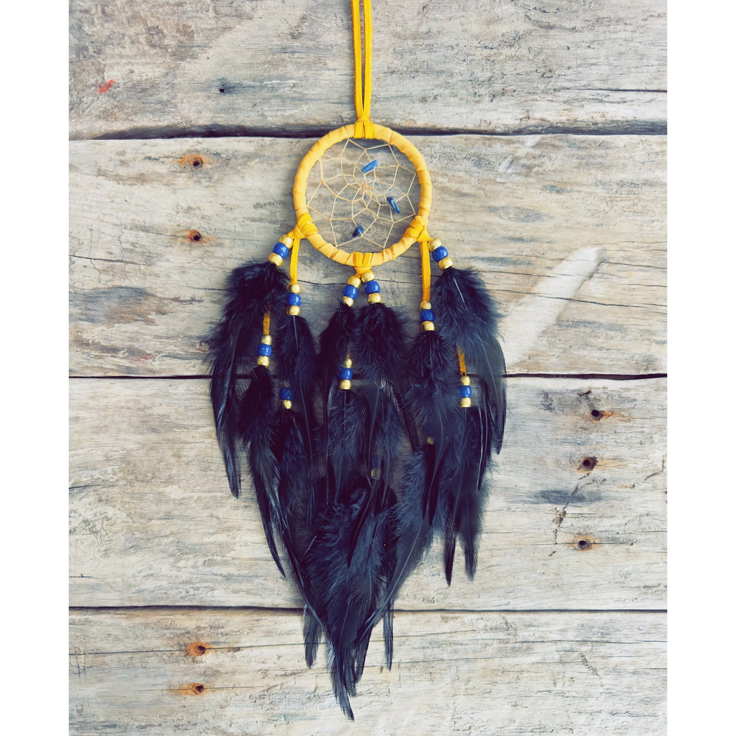 Capteur de rêves autochtone 3 pouces avec pierres de lapis-lazuli bleu, fait main par l’artisan ilnu Dave Verreault-Thisselmagan.