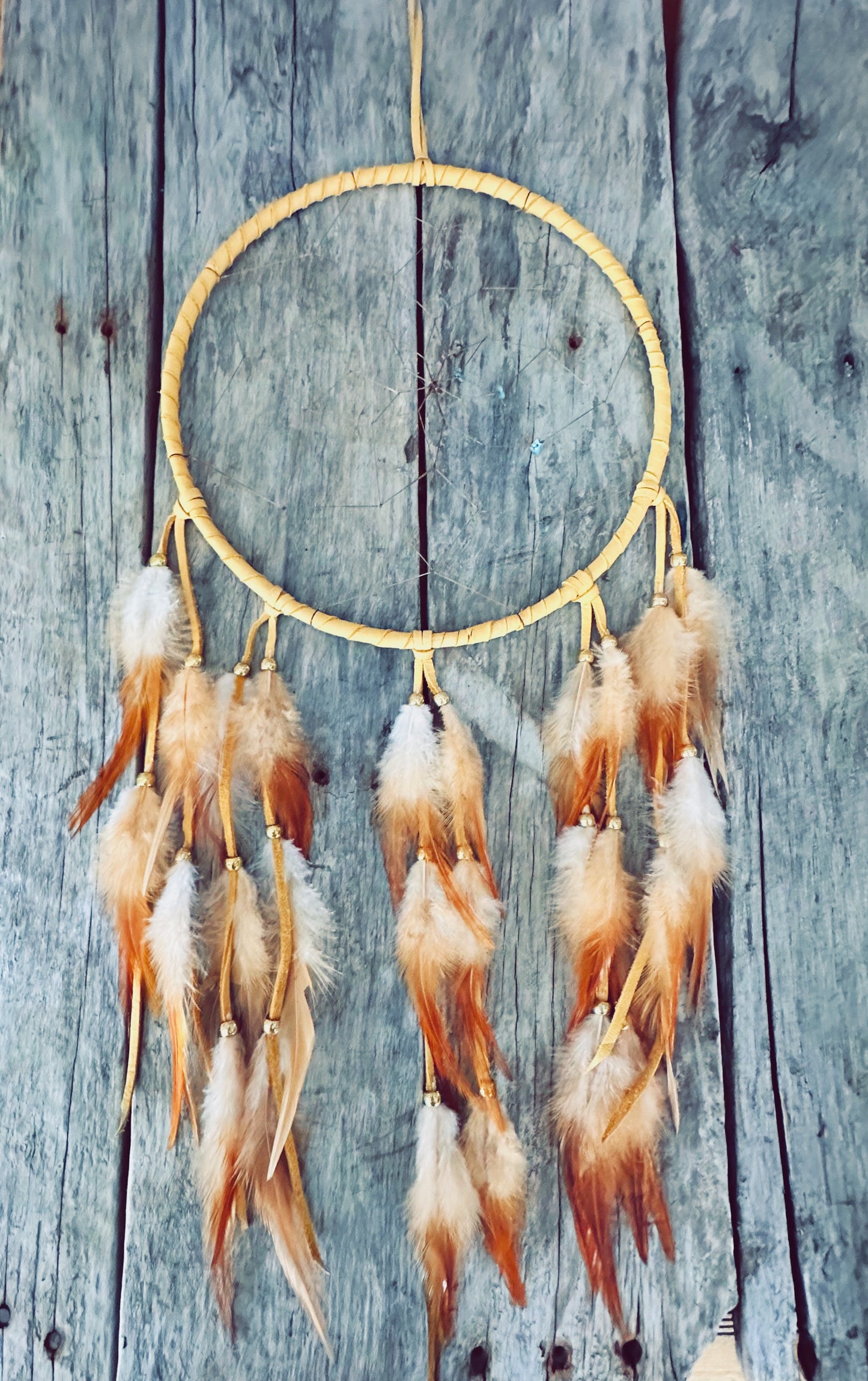 #10p07 Capteur de rêves en cuir d’orignal et plumes de coq naturelles – 10 pouces