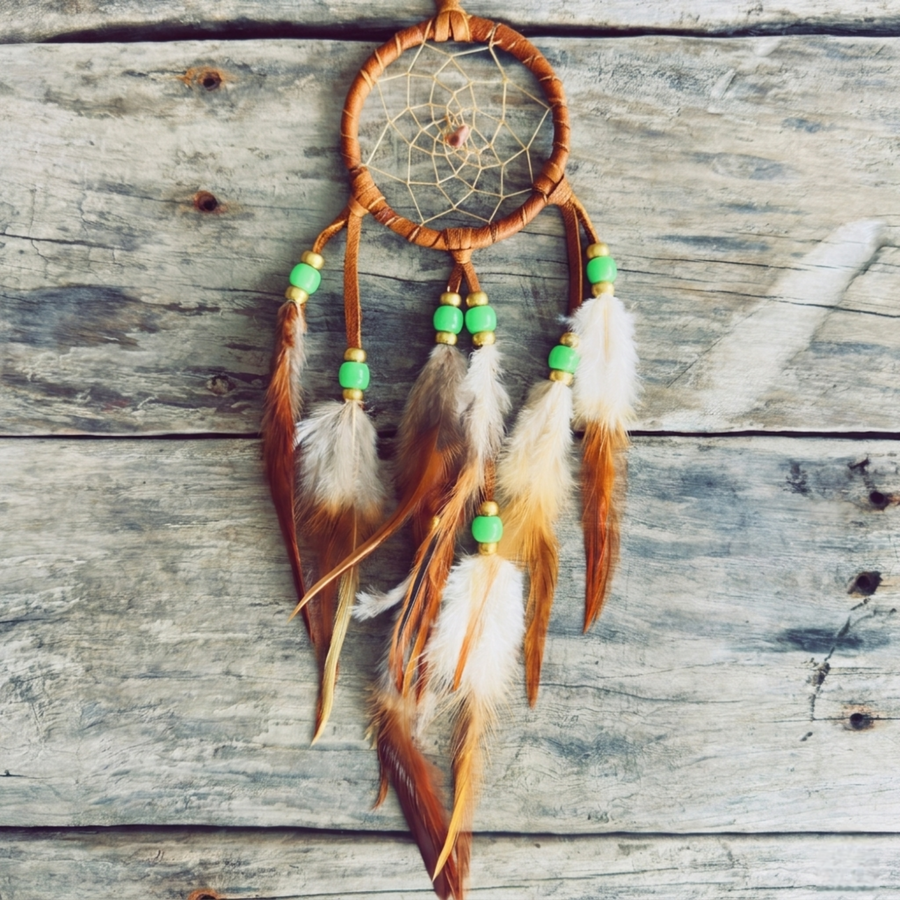 capteur de rêves avec plumes de coq et perles or et vertes fait main au Québec