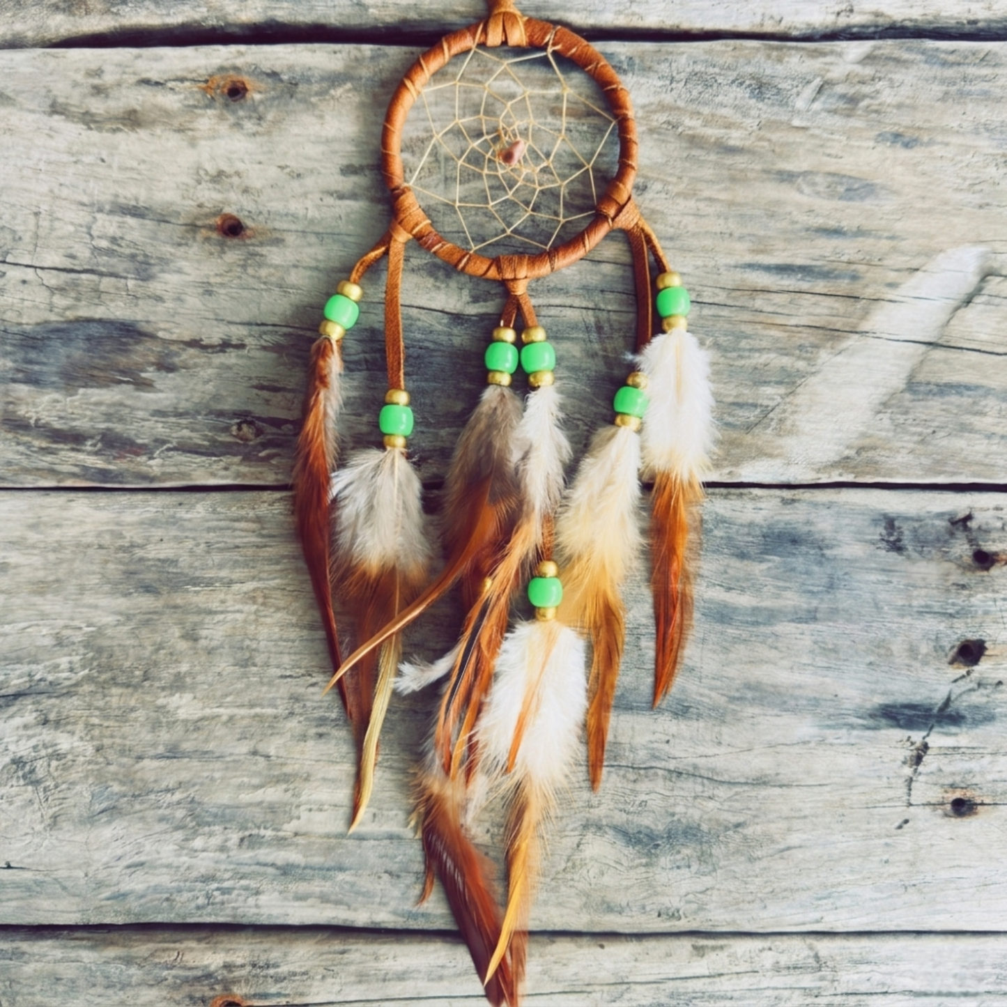 capteur de rêves avec plumes de coq et perles or et vertes fait main au Québec
