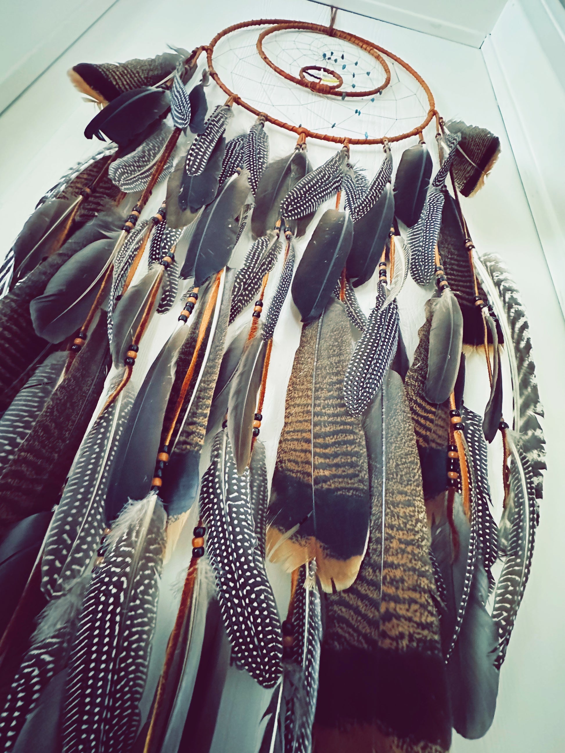 Capteur de rêves double avec roue de médecine et plumes uniques - 16 pouces - Artisanat Autochtone 