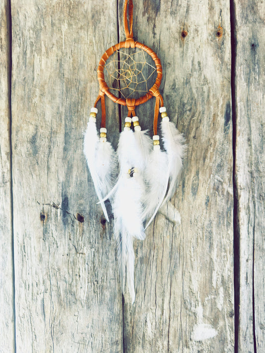 Capteur de rêves spirituel autochtone en cuir d’orignal avec plumes naturelles, symbole de protection et d’harmonie