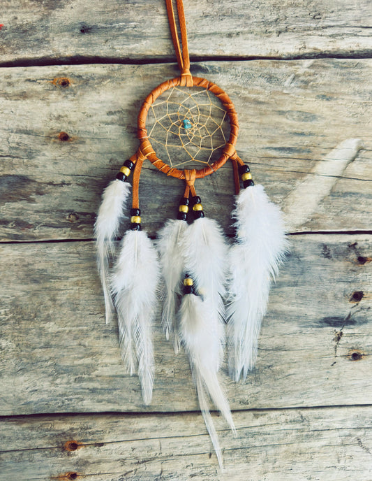 Capteur de rêves traditionnel ilnu, tissé à la main en cuir d’orignal avec plumes naturelles