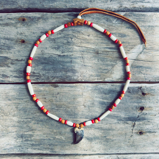 collier inspiré de la nature avec griffe d’ours et perles de verre artisanales