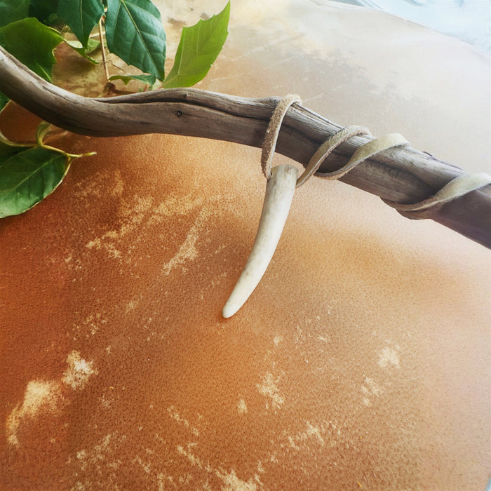 Collier en bois de cerf – création boréale minimaliste