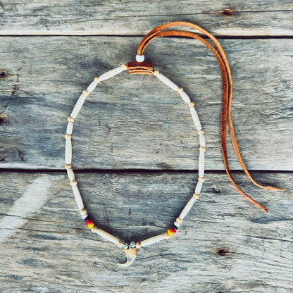 Collier autochtone en perles d'os avec véritable griffe de lynx et cuir d'orignal, fabriqué à la main par un artisan Ilnu de Mashteuiatsh.