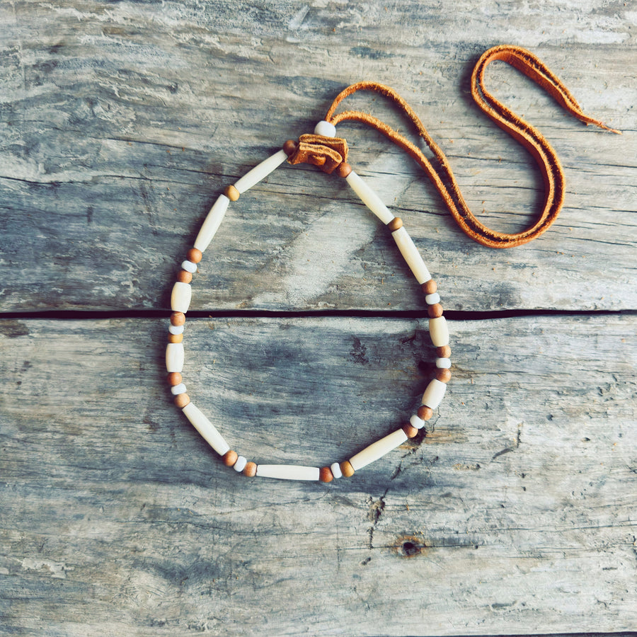 Collier choker autochtone en perles de bois naturel et perles blanches fabriqué à la main