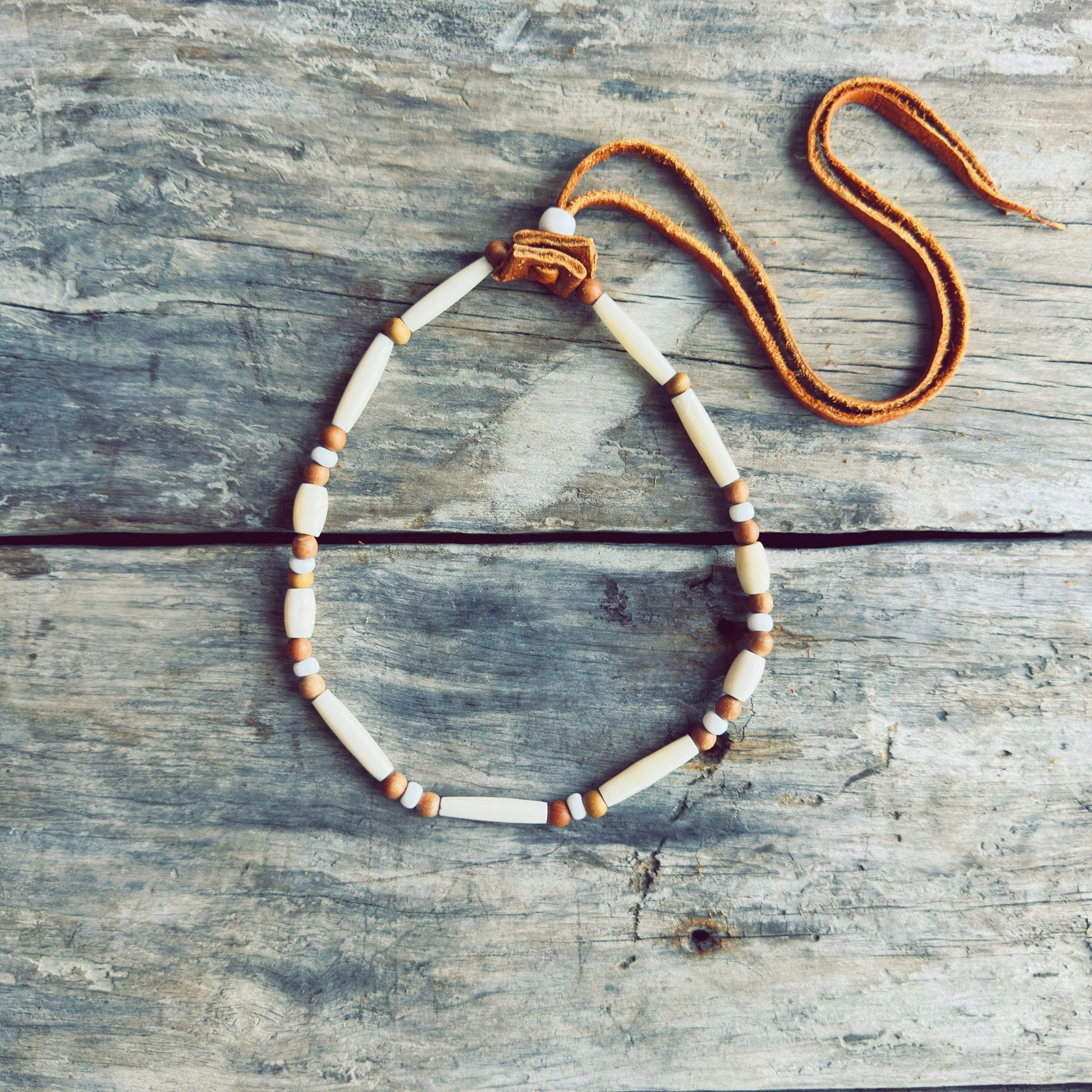 Collier choker autochtone en perles de bois naturel et perles blanches fabriqué à la main