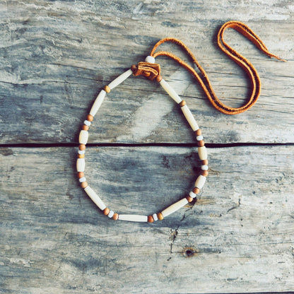 Collier choker autochtone en perles de bois naturel et perles blanches fabriqué à la main