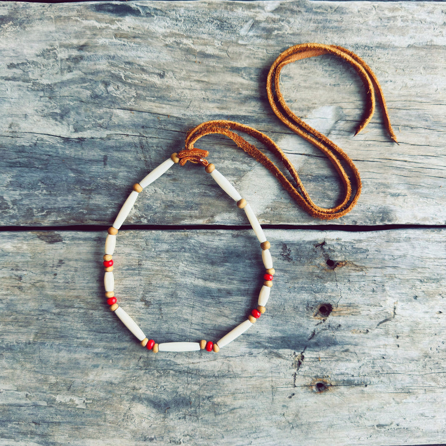 Collier choker autochtone en perles de bois naturel et perles rouges fabriqué à la main