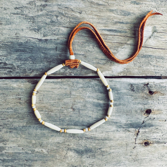 Collier choker en os naturel – Nuit claire