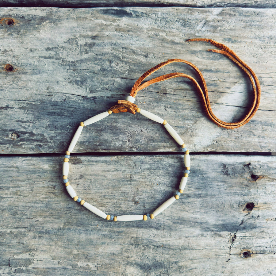 Collier choker artisanal en perles d’os naturelles et perles claires au style authentique
