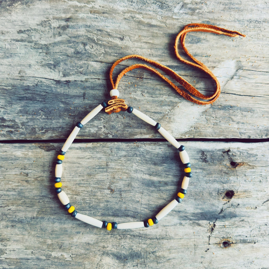 Collier choker autochtone en perles noires et jaunes fabriqué à la main