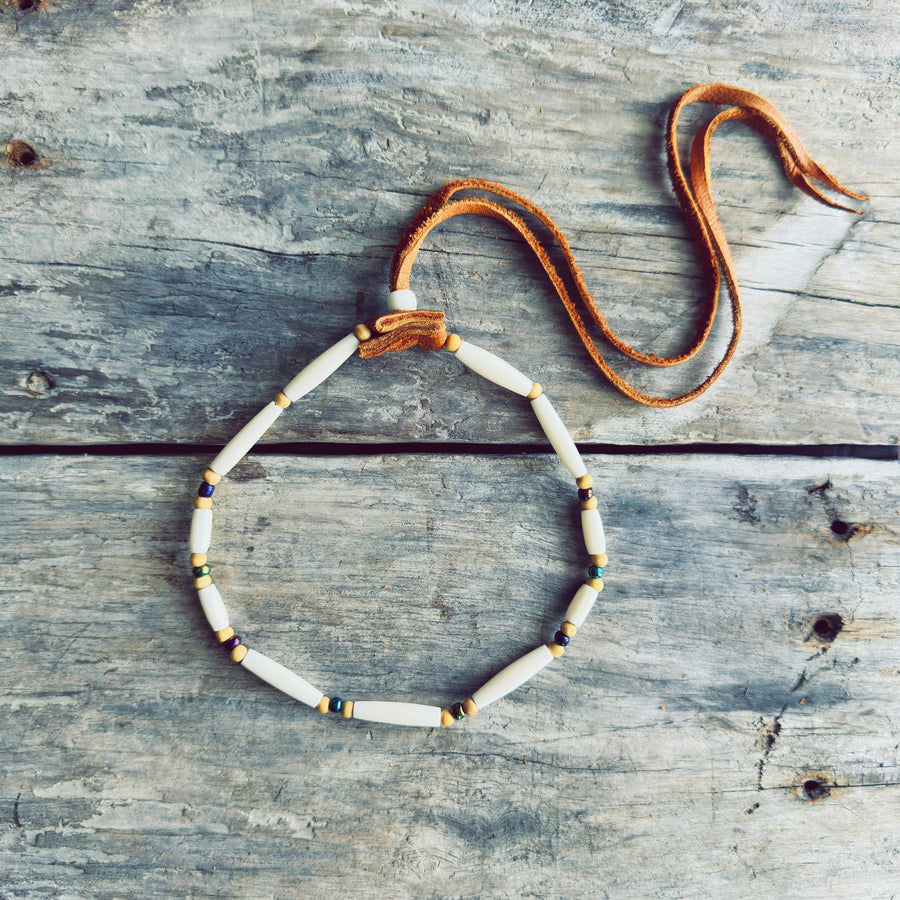 Collier choker artisanal en perles métalliques multicolores au style bohème et coloré