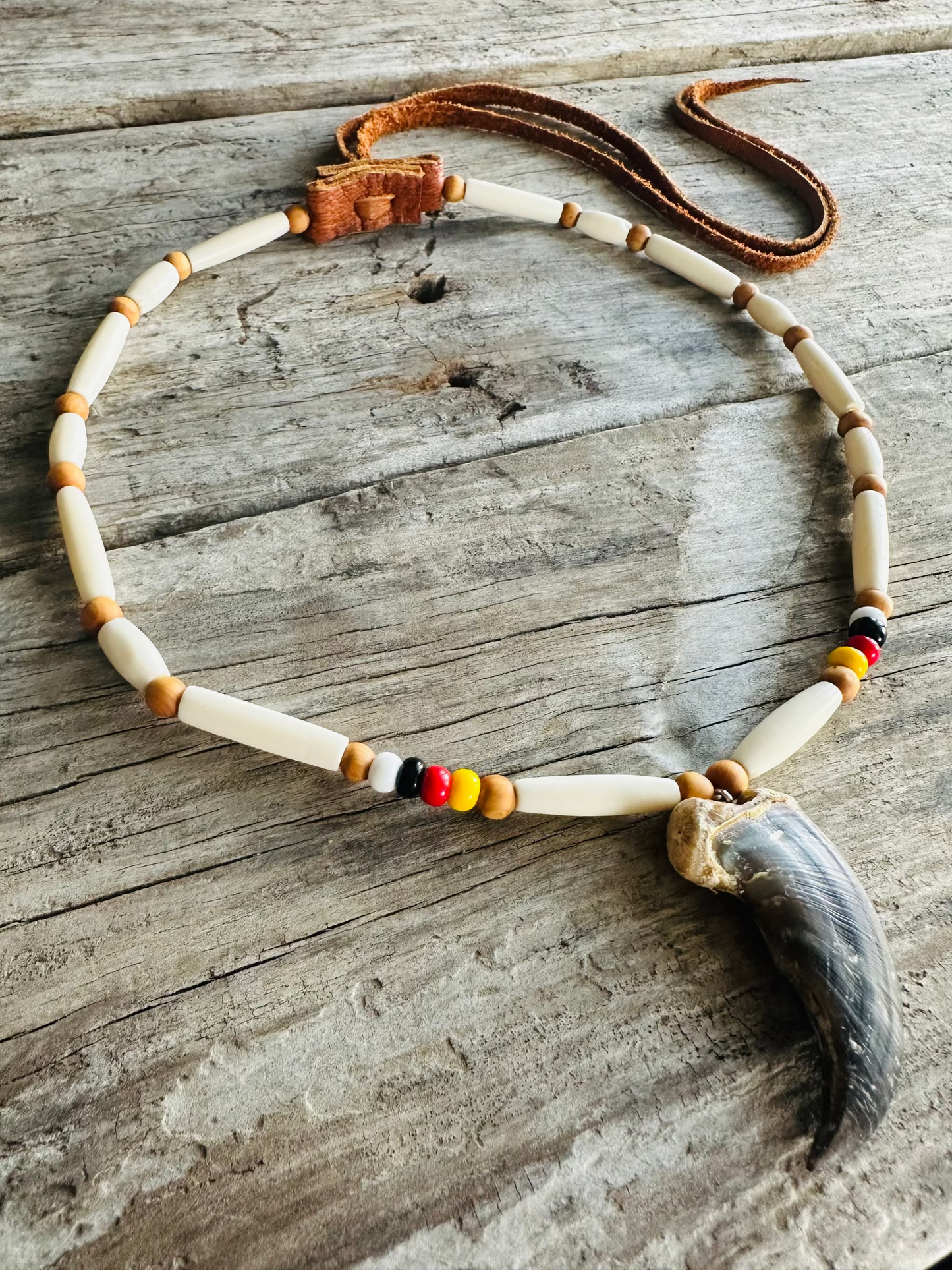 Collier autochtone en perles d’os et griffe d’ours – Roue de médecine