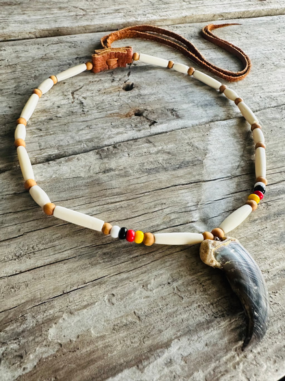Collier autochtone en perles d’os et griffe d’ours – Roue de médecine