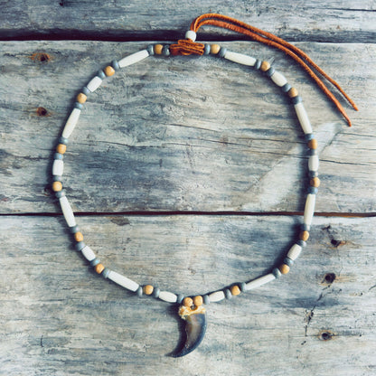 collier artisanal autochtone avec griffe d’ours et perles de verre fait main