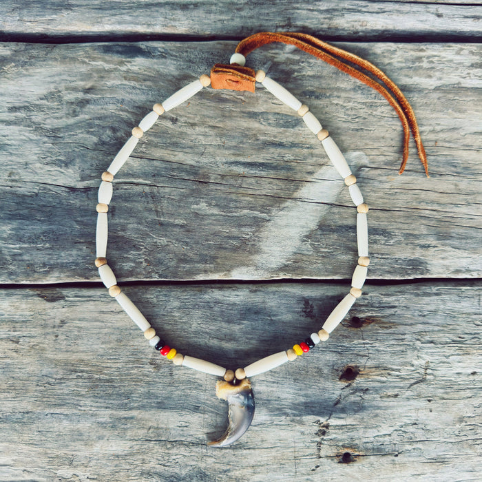 Collier autochtone en perles d’os et griffe d’ours – Roue de médecine