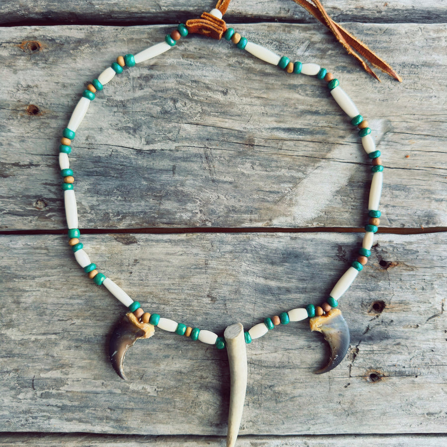 Collier animal totem ours et cerf création artisanale autochtone en cuir d’orignal avec éléments naturels