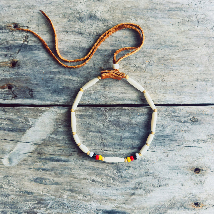 Collier de perles d'os et de verres roue de medecine