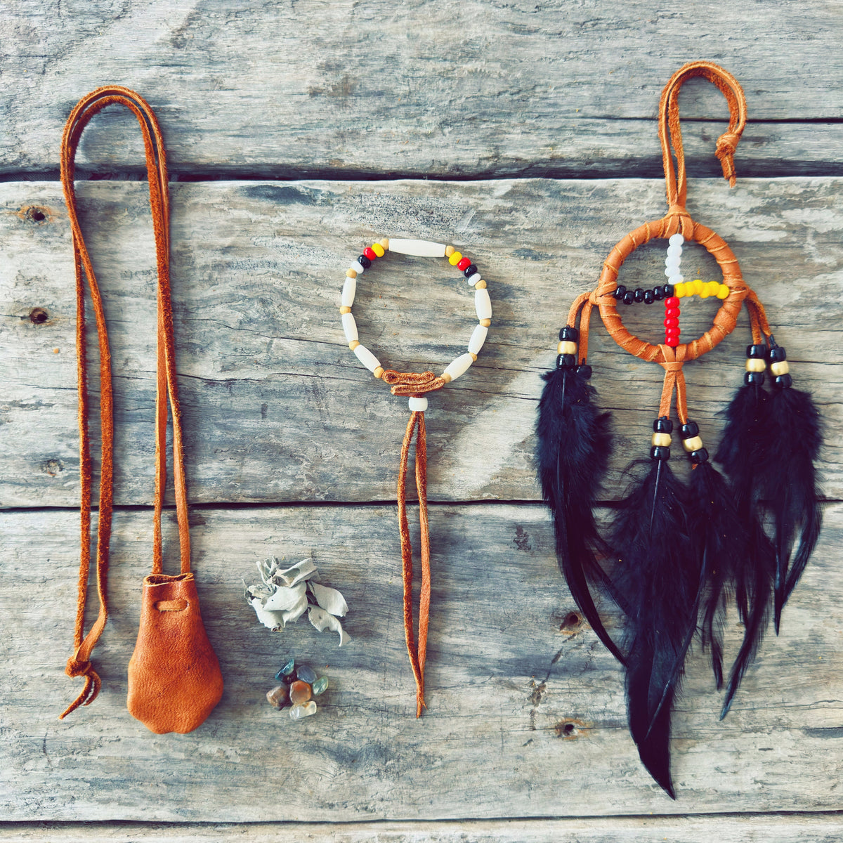 Ensemble spirituel Roue de médecine Équilibre avec roue de médecine, bracelet et sac de médecine en cuir d’orignal