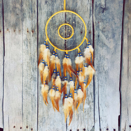 Artisanat autochtone : grand capteur de rêves de 8 pouces en cuir jaune avec double cerceau, perles bleu royal et blanches, plumes naturelles tachetées sur fond de bois