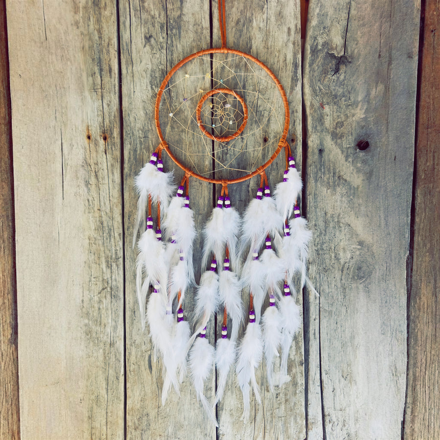 Capteur de rêves autochtone 8 pouces double cercle avec perles mauves et plumes blanches